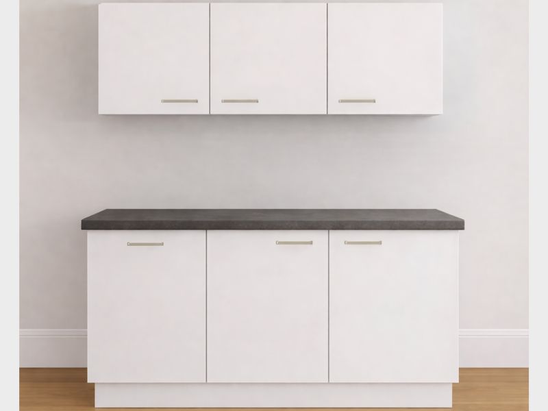 Wit keukenblok met bovenkasten en donker werkblad