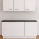 Wit keukenblok met bovenkasten en donker werkblad