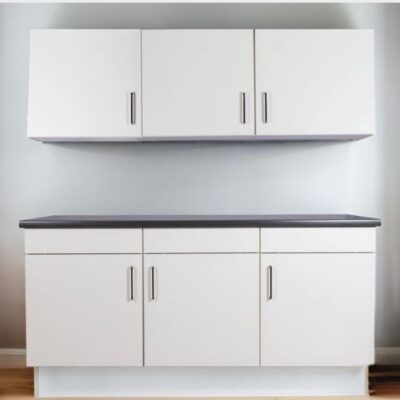 Keukenblok 180 cm in het wit met 3 onderkasten, 3 hangkasten, antraciet werkblad en wit plint.