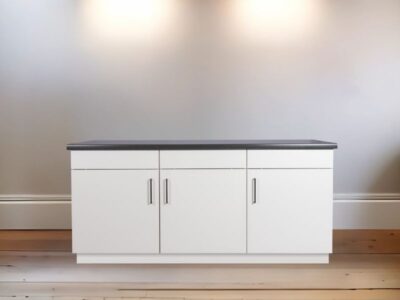 Keukenblok 180 cm in het wit met 3 onderkastne, antraciet werkblad en witte plint. Op een houtenvloer met hangende verlichting.