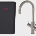 RVS kokendwaterkraan met hoge uitloop en twee hendels voor warm, koud en kokend water met zwarte boiler.