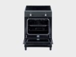 Zwart vrijstaand fornuis met vier kookzones en open ovendeur, voorzien van ovenroosters en een ventilator voor heteluchtfunctie