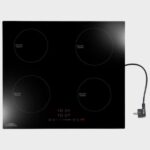 Zwarte Everglades inductiekookplaat met vier kookzones, touch-bediening en digitaal display, inclusief meegeleverde stekker voor aansluiting.