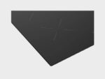 Zwarte inductiekookplaat met minimalistisch design en subtiele kookzones