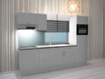 Moderne rechte keuken in cashmere kleur met ingebouwde oven, afzuigkap en spoelbak, geplaatst tegen een muur met patroonbehang en sfeerverlichting