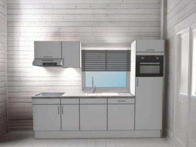 Moderne compacte keuken in cashmere kleur met ingebouwde oven, inductiekookplaat, afzuigkap en spoelbak voor een raam met houten jaloezieën.