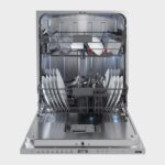 Openstaande ETNA vaatwasser met volledig ingeruimde rekken, inclusief borden, glazen en bestek, en een overzichtelijk bedieningspaneel aan de voorzijde.