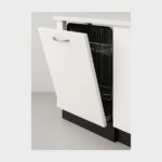 Witte vaatwasser deur uitgeklapt