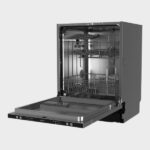 Open volledig geïntegreerde Wiggo vaatwasser met uitgeschoven onderste en bovenste rekken, zichtbare sproeiarmen en bedieningspaneel aan de binnenzijde van de deur.