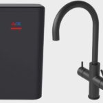 Zwarte kokendwaterkraan met hoge uitloop en twee hendels voor warm, koud en kokend water met boiler.