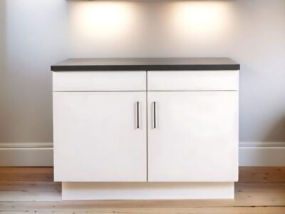 Keukenblok 120 cm met 2 witte onderkasten, wit plint en antraciet blad in een verlichte ruimte