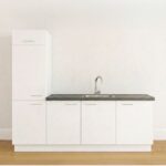 Witte keuken 240 cm met inbouwkoelkast, spoelbak en kraan