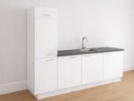 Schuin aanzicht Witte keuken 240 cm met inbouwkoelkast, spoelbak en kraan