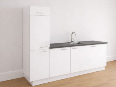 Schuin aanzicht Witte keuken 240 cm met inbouwkoelkast, spoelbak en kraan