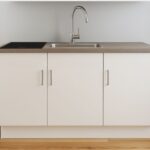 Pino-keukenblok-180-cm-met-sp-kraan-en-kookplaat op een donker bruine vloer