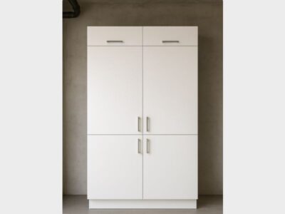 Twee witte hoge bijkeukenkasten van 195 cm hoog en 60 cm breed