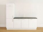 Wit keukenblok met hoge kast en donkergrijs werkblad