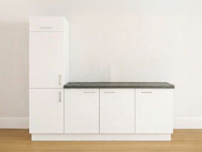 Wit keukenblok met hoge kast en donkergrijs werkblad