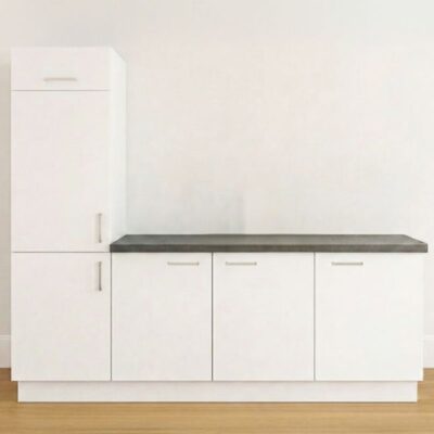 Wit keukenblok met hoge kast en donkergrijs werkblad