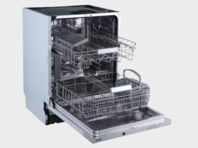 Openstaande geïntrigeerde vaatwasser