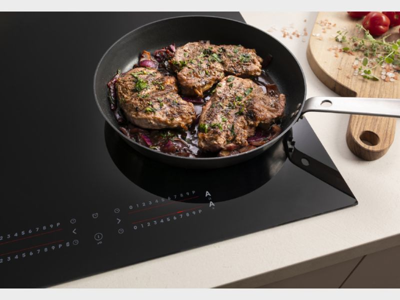 Pelgrim IKR9082R inductiekookplaat met geïntegreerde afzuiging tijdens het koken met koekenpan