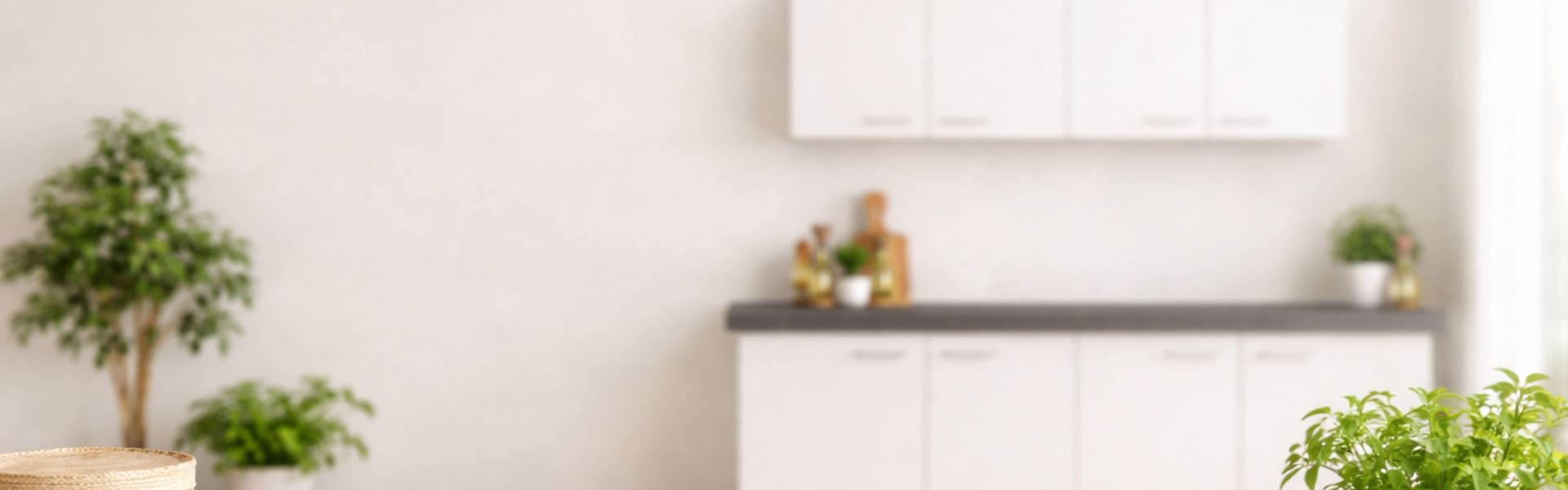 Rustige keukenachtergrond met lichte wand, zachte focus en subtiele keukenaccessoires