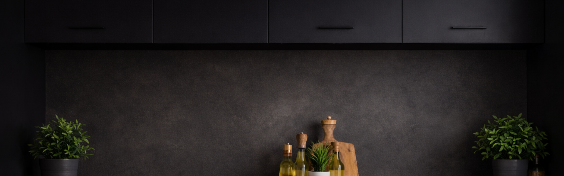 Rustige keukenachtergrond met donkere wand, zachte focus en subtiele keukenaccessoires