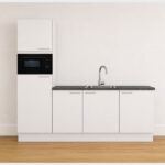 Keuken 240 met een combimagnetron, koelkast en spoelbak en kraan.