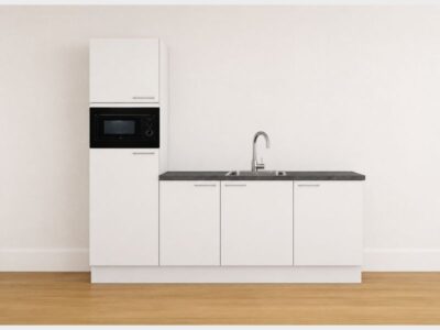 Keuken 240 met een combimagnetron, koelkast en spoelbak en kraan.