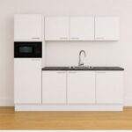 Keuken 240 met een combimagnetron, koelkast en spoelbak en kraan en hangkasten