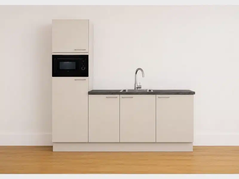 Keukenblok met hoge kast en magnetron