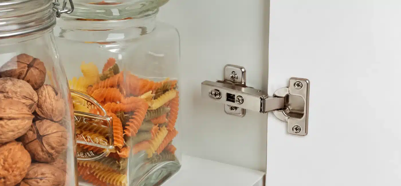BLUM-scharnier met softclose aan de binnenkant van een kastdeur